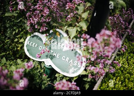 Panneau « Please Keep off the Grass » dans le jardin de cuisine victorienne à Phoenix Park, Dublin, Irlande Banque D'Images