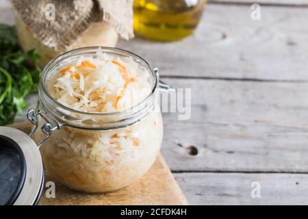 Salade fermentée sauerkraut. Chou frais maison pickled (sauerkraut allemand) avec des ingrédients dans le pot Banque D'Images