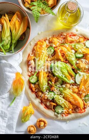 Ingrédients pour pizza végétarienne faite de légumes d'été sur la cuisson papier Banque D'Images