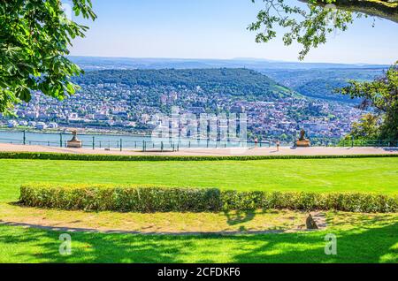 Pelouse verte en forêt sur la large colline de Niederwald sur la rive droite du Rhin, la colline de Rochusberg et le fond de la ville de Bingen am Rhein, les États de Rhénanie-Palatinat et de Hesse, Allemagne Banque D'Images