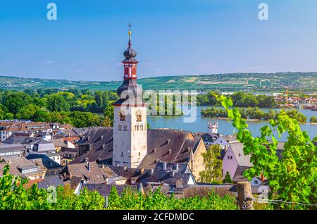 Vue aérienne du centre-ville historique de Rudesheim am Rhein avec tour d'horloge de l'église catholique St Jakobus et du Rhin, fond bleu ciel, États de Rhénanie-Palatinat et de Hesse, Allemagne Banque D'Images
