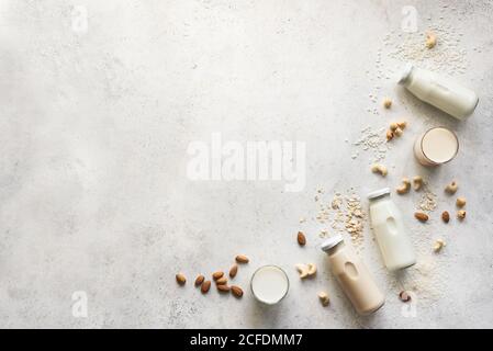 Lait et ingrédients à base de plantes végétaliennes, vue du dessus, espace de copie. Lait de noix et de grains sans lactose, boisson de substitution, saine alimentation. Banque D'Images