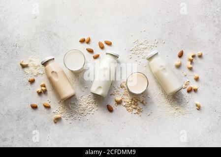 Lait et ingrédients à base de plantes végétaliennes, vue du dessus, espace de copie. Lait de noix et de grains sans lactose, boisson de substitution, saine alimentation. Banque D'Images