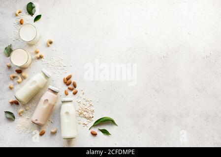 Lait et ingrédients à base de plantes végétaliennes, vue du dessus, espace de copie. Lait de noix et de grains sans lactose, boisson de substitution, saine alimentation. Banque D'Images