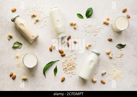 Lait et ingrédients à base de plantes végétaliennes, vue du dessus, espace de copie. Lait de noix et de grains sans lactose, boisson de substitution, saine alimentation. Banque D'Images