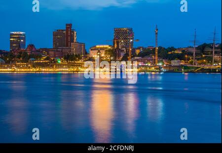 Allemagne, Hambourg, ambiance du soir au Norderelbe, vue de HH-Steinwerder à St. Pauli Landungsbrücken, Banque D'Images