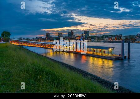 Allemagne, Hambourg, ambiance du soir au Norderelbe, vue de HH-Steinwerder à St. Pauli Landungsbrücken, dans le VG, le théâtre de la jetée du ferry dans le Banque D'Images