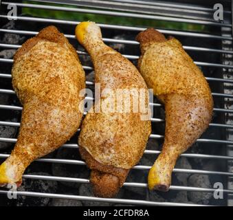 pilons de poulet épicés sur le gril Banque D'Images