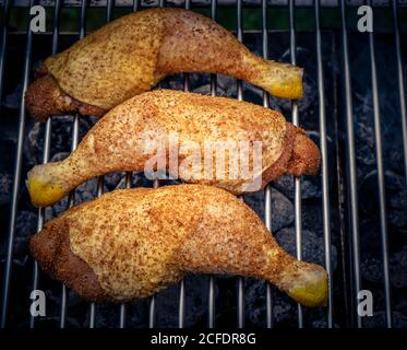 pilons de poulet épicés sur le gril Banque D'Images