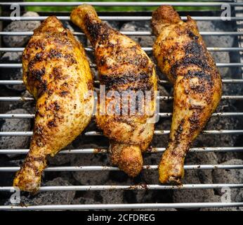 pilons de poulet épicés sur le gril Banque D'Images