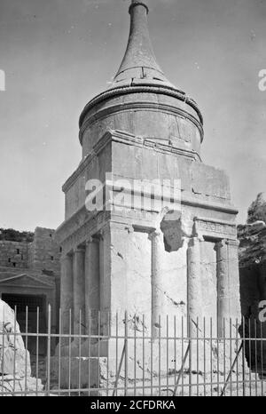 'Vallées de Jehoshaphat et Hinnom. ''pilier d'Absalom'' montrant les détails. CA. 1920' Banque D'Images