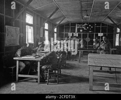 Histoire du Moyen-Orient - Armée australienne Y.M.C.A. au camp de Julis. Salle de jeux dans 'y' huts de l'Armée Julis Camp Banque D'Images