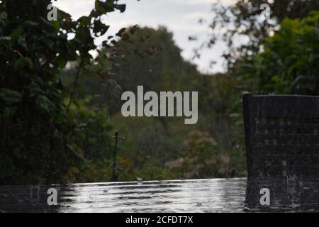 forte pluie sur la table de jardin, les meubles Banque D'Images