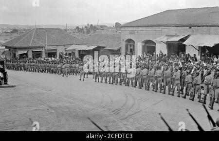 Histoire du Moyen-Orient - des recrues arabes défilent à Jérusalem. Recrute sur la marche au-dessous de la Citadelle. Pris pendant que les discours ont été donnés Banque D'Images