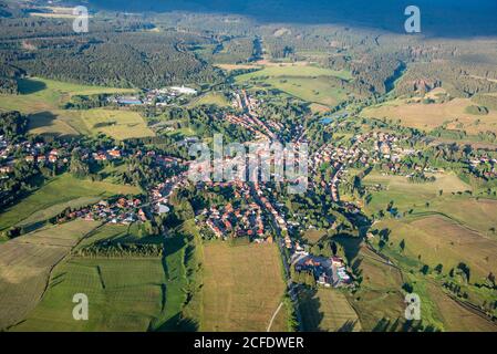 Allemagne, Saxe-Anhalt, Benneckenstein: La ville de Benneckenstein vu d'un ballon d'air chaud. L'église de Saint-Laurentius se trouve au milieu de Banque D'Images