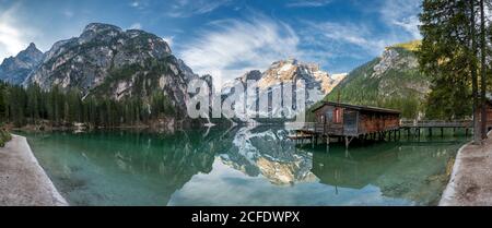 Braies, Dolomites, province de Bolzano, Tyrol du Sud, Italie. Le lac Braies avec le Seekofel au lever du soleil Banque D'Images