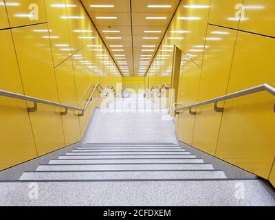 Munich, station de métro Sendlinger Tor, nouvel escalier jaune Banque D'Images