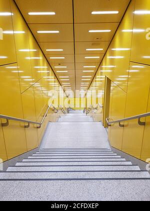 Munich, station de métro, nouvel escalier jaune, Sendlinger Tor Banque D'Images