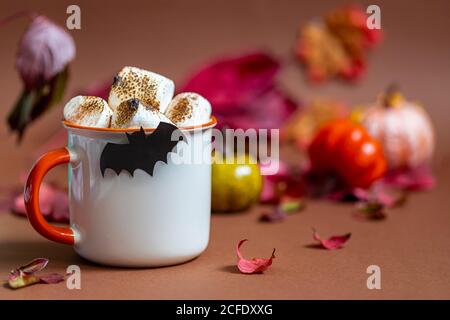 Tasse de chocolat chaud avec guimauve. Savoureux repas d'Halloween. Concept de maison d'hiver confortable. Arrière-plan de l'automne. Banque D'Images