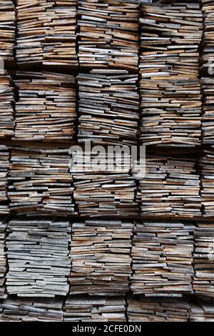 piles de bardeaux en bois pour une utilisation sur les maisons traditionnelles. Convient pour une utilisation en arrière-plan. Banque D'Images