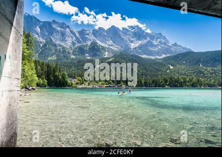 Sur le chemin de l'Eibsee sous la Zugspitze, Bavière, Allemagne Banque D'Images