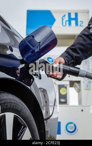 Voiture à hydrogène ravitaillant de l'hydrogène dans une station de remplissage d'hydrogène H2, Herten, région de la Ruhr, Rhénanie-du-Nord-Westphalie, Allemagne Banque D'Images