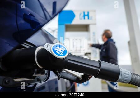 Voiture à hydrogène ravitaillant de l'hydrogène dans une station de remplissage d'hydrogène H2, Herten, région de la Ruhr, Rhénanie-du-Nord-Westphalie, Allemagne Banque D'Images