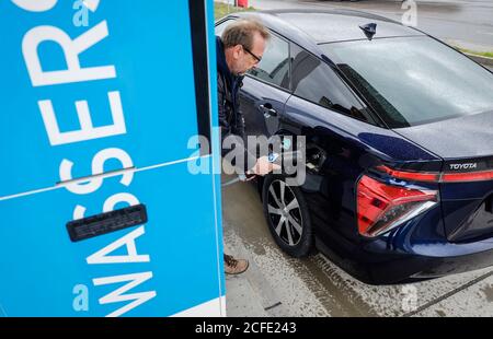 Voiture à hydrogène ravitaillant de l'hydrogène dans une station de remplissage d'hydrogène H2, Herten, région de la Ruhr, Rhénanie-du-Nord-Westphalie, Allemagne Banque D'Images