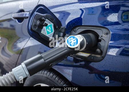 Voiture à hydrogène ravitaillant de l'hydrogène dans une station de remplissage d'hydrogène H2, Herten, région de la Ruhr, Rhénanie-du-Nord-Westphalie, Allemagne Banque D'Images