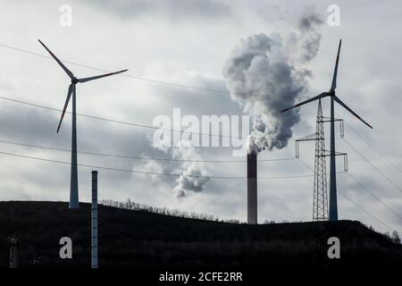 Turbines éoliennes, pylônes d'électricité et cheminées à fumée à la centrale électrique au charbon d'uniper de Scholven, Gelsenkirchen, région de Ruhr, Nord Banque D'Images