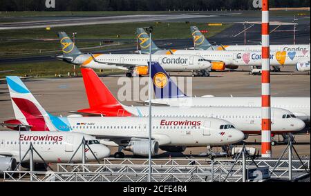 Avions des compagnies aériennes Condor, Eurowings et Lufthansa en position de parking pendant la pandémie de corona à l'aéroport de Düsseldorf, Düsseldorf, Banque D'Images