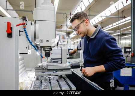 Remscheid, Rhénanie-du-Nord-Westphalie, Allemagne - apprentis dans les métiers de la métallurgie, ici dans une machine-outil, centre de formation professionnelle du Remscheid Banque D'Images