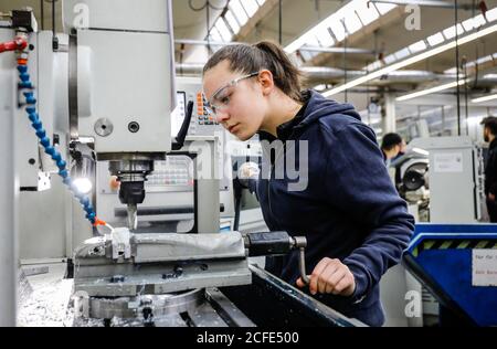 Remscheid, Rhénanie-du-Nord-Westphalie, Allemagne - stagiaire femme dans les métiers de la métallurgie, ici à une machine-outil, centre de formation professionnelle du Remscheid Banque D'Images