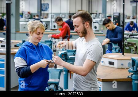 Remscheid, Rhénanie-du-Nord-Westphalie, Allemagne - apprentis dans les métiers de la métallurgie ici à la formation de base, centre de formation professionnelle du Remscheid Banque D'Images