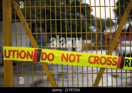 Dehradun, Uttarakhand/India- août 15 2020: Une zone de confinement de covid 19 avec avertissement ne pas traverser le chemin. Banque D'Images