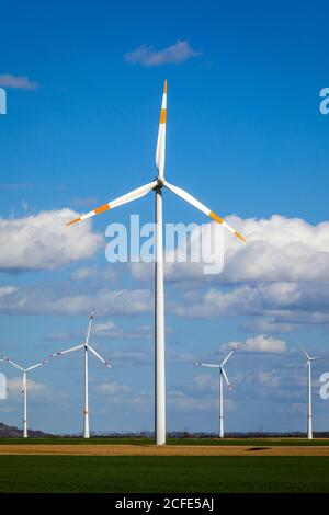 Éoliennes dans le parc éolien de Bedburg, Rhénanie-du-Nord-Westphalie, Allemagne Banque D'Images