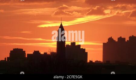 Coucher de soleil rouge sur la ville de New York. Coucher de soleil spectaculaire. Ciel orange vif. Impressionnant ciel céleste. Paysage de nuages jaunes spectaculaires sur le ciel. Banque D'Images