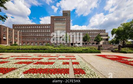 Rathaus at Grillopark avec lits de fleurs colorés, Oberhausen, région de la Ruhr, Rhénanie-du-Nord-Westphalie, Allemagne Banque D'Images