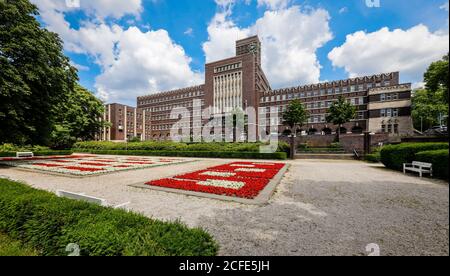 Rathaus at Grillopark avec lits de fleurs colorés, Oberhausen, région de la Ruhr, Rhénanie-du-Nord-Westphalie, Allemagne Banque D'Images