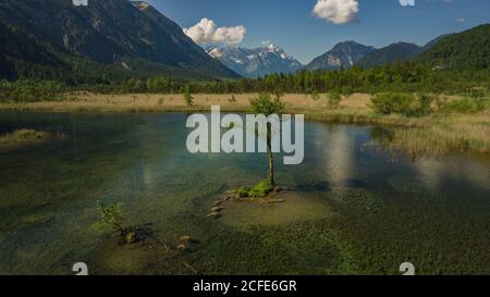 Vue aérienne des sept sources à Eschenlohe au printemps, vue vers les montagnes Wetterstein avec Alpspitze, Zugspitze et Waxensteinen, sur le Banque D'Images