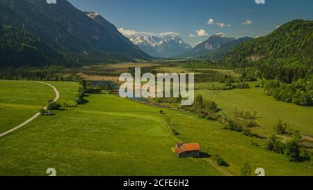 Vue aérienne des sept sources à Eschenlohe au printemps, vue sur la Holzstadel vers les montagnes Wetterstein avec Alpspitze, Zugspitze et Banque D'Images