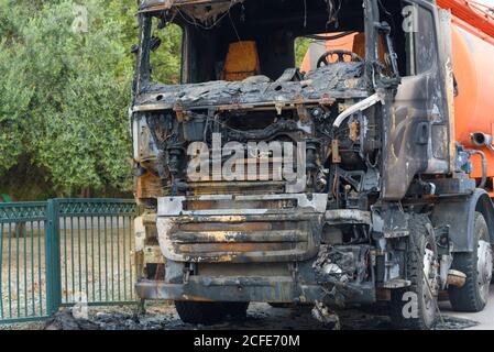 Voiture abandonnée et brûlée. Un camion brûlé laissé abandonné sur le côté de la route d'un endroit calme dans la nature. Banque D'Images