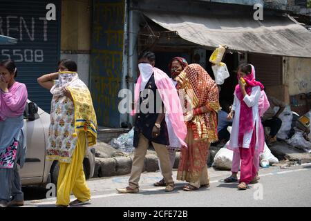 Dehradun, Uttarakhand/Inde- août 15 2020: Un couple nouvellement marié dans la pandémie de Covid 19, couvrant leur visage. Banque D'Images