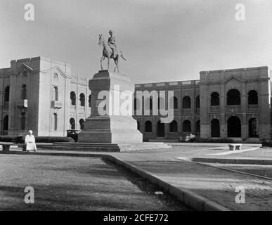 Soudan. Khartoum. Bureaux du gouvernement et statue équestre de Kitchener ca. 1936 Banque D'Images