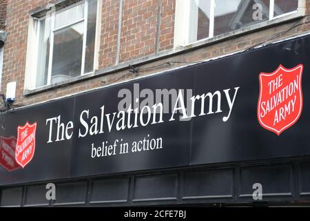 Panneau au-dessus de la boutique de l'Armée du Salut dans la ville du marché Buckinghamshire de High Wycombe, Royaume-Uni Banque D'Images