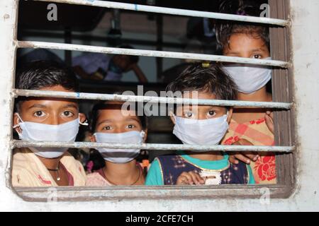 Dehradun, Uttarakhand/Inde- août 01 2020: Personnes/enfants, peaking de la fenêtre, police au travail, Banque D'Images