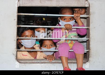 Dehradun, Uttarakhand/Inde- août 01 2020: Personnes/enfants, peaking de la fenêtre, police au travail, Banque D'Images