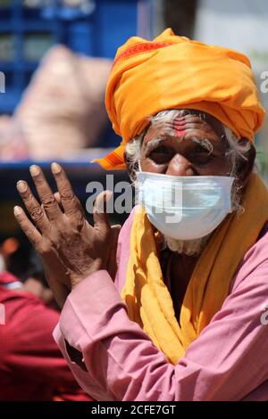 Dehradun, Uttarakhand/Inde- août 01 2020: Vieille femme moine portant un masque pour se protéger et lutter contre la pandémie du coronavirus covid-19. Banque D'Images