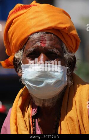 Dehradun, Uttarakhand/Inde- août 01 2020: Vieille femme moine portant un masque pour se protéger et lutter contre la pandémie du coronavirus covid-19. Banque D'Images