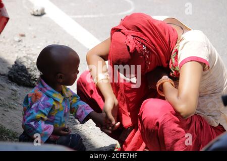 Dehradun, Uttarakhand/Inde - août 01 2020 : femmes indiennes pauvres avec son enfant. Banque D'Images